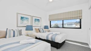 Katil atau katil-katil dalam bilik di Booker Seaside Waterfront luxury -Pay 2, Stay 3 nights this WINTER