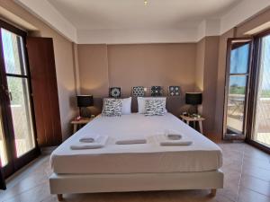 Postel nebo postele na pokoji v ubytování Anaroussa Villa