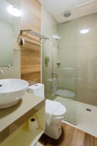 W łazience znajduje się umywalka, toaleta i prysznic. w obiekcie Spacio Caliraya Bed & Breakfast w mieście Lumban
