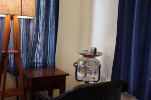 a glass jar with a fish in it next to a chair at Da Mantra House in Tiruvannāmalai