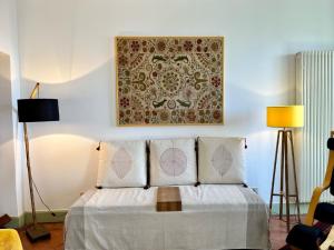 - une chambre avec un lit orné d'une peinture murale dans l'établissement BergaNest, à Bergame