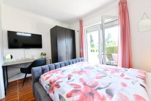 um quarto com uma cama, uma secretária e uma televisão em Apartments Green Park em Rakovica