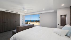 una camera con un grande letto e vista sulla spiaggia di Amazing Views and Short Walk To Beach a Terrigal