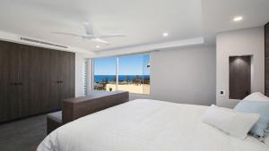 Letto o letti in una camera di Amazing Views and Short Walk To Beach