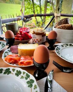 een houten tafel met eieren en voedsel erop bij Eulennest - Tiny House im Habichtswald in Schauenburg