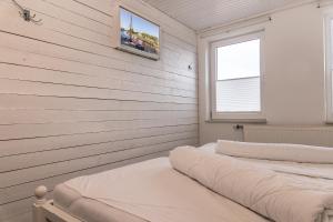 duas camas num quarto com uma parede em 50111 Fishermans Loft em Carolinensiel