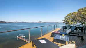 Point ClareWaters Edge - Point Clare - Pool - Spa - Private Jetty的享有水体景致的甲板