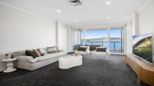 Waters Edge - Point Clare - Pool - Spa - Private Jetty的电视和/或娱乐中心