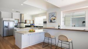 Waters Edge - Point Clare - Pool - Spa - Private Jetty的厨房或小厨房