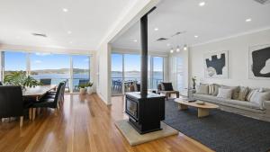 Waters Edge - Point Clare - Pool - Spa - Private Jetty的休息区