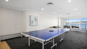Waters Edge - Point Clare - Pool - Spa - Private Jetty内部或周边的乒乓球设施