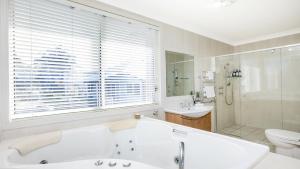 Waters Edge - Point Clare - Pool - Spa - Private Jetty的一间浴室