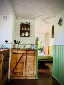 a kitchen with a sink and a bed in a room at Eulennest - Tiny House im Habichtswald in Schauenburg