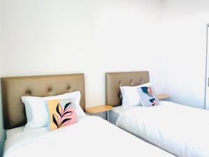 Sky View Home and Hostel Chiangmai客房内的一张或多张床位