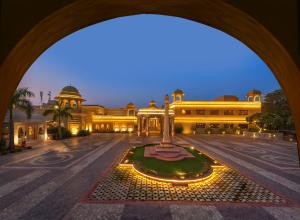 um grande edifício com um pátio à noite em Heritage Village Resort & Spa Manesar-Gurgaon em Gurgaon