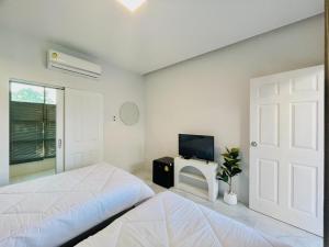 Sky View Home and Hostel Chiangmai客房内的一张或多张床位