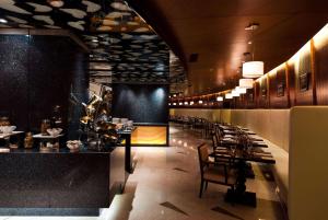 un restaurante con un comedor largo con mesas y sillas en Wyndham Grand Plaza Royale Hangzhou, en Hangzhou