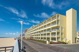 un edificio en un paseo marítimo junto a la playa en Days Inn by Wyndham Ocean City Oceanfront, en Ocean City