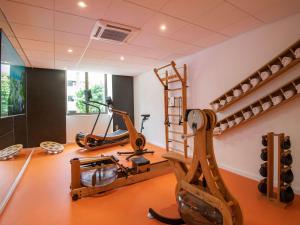 - une salle de sport avec un tapis de course et un vélo d'appartement dans l'établissement Novotel Nice Centre Vieux Nice, à Nice