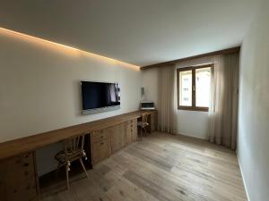 ein Wohnzimmer mit einem Flachbild-TV an der Wand in der Unterkunft Luxury Apartment Davos in Davos