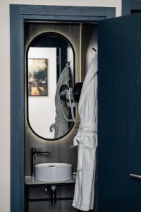 een badkamer met een wastafel en een spiegel bij Hills Resort Hotel in Jerevan
