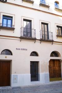 een gebouw met de naam San Diego erop bij Azahar Cathedral Sevilla in Sevilla