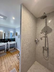 a bathroom with two sinks and a shower at La Chartreuse d'Ertan "Les maîtres" 4 étoiles in Saint-Christophe-des-Bardes