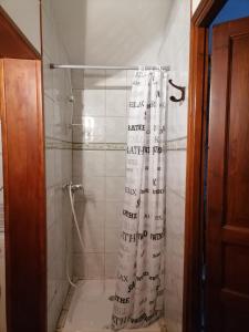a bathroom with a shower with a shower curtain at Gîte des peupliers, gîte à la ferme 