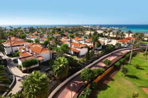 una vista aérea de una ciudad con casas y el océano en Barceló Fuerteventura Castillo en Caleta de Fuste