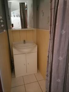 a small bathroom with a sink and a window at Gîte des peupliers, gîte à la ferme 