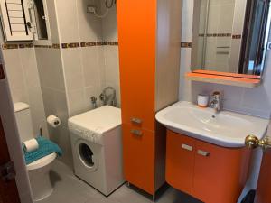 ein Badezimmer mit einer Waschmaschine und einem Waschbecken in der Unterkunft Apartments Yes, Es Pujols-Formentera vacaciones in Es Pujols