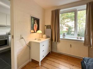 Una cocina o cocineta en Cozy & romantic apartment in the Heart of Aalborg 11 fotos más