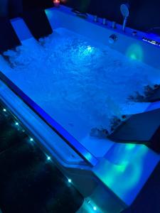 bañera con luces azules en la parte superior en Scilla e Cariddi, en Scilla