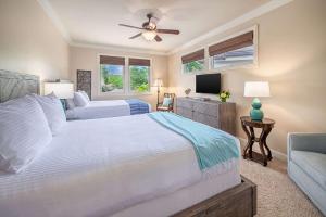 1 dormitorio con 2 camas y TV de pantalla plana en Ho Olei Residences - CoralTree Residence Collection, en Wailea