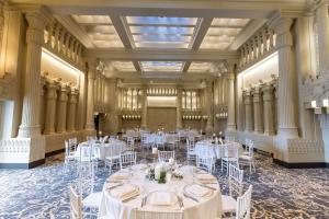 un salón de banquetes con mesas y sillas blancas en Hotel Maison Yakima Tapestry Collection by Hilton en Yakima