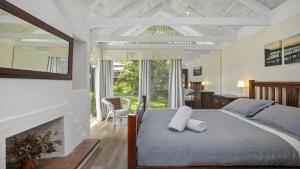 Postel nebo postele na pokoji v ubytování Wisteria Cottage on the Lagoon/Beach