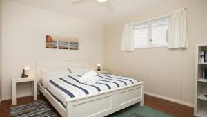 Postel nebo postele na pokoji v ubytování Wisteria Cottage on the Lagoon/Beach + 14 fotografií