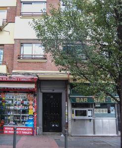 sklep barowy na ulicy miejskiej przed budynkiem w obiekcie Apartment la paz w Madrycie