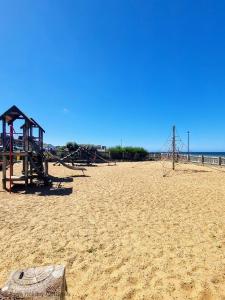 10 Vista Court في شيرينغهام: شاطئ فارغ مع ملعب على الرمال