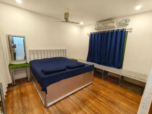 een slaapkamer met een bed met een blauwe deken bij Palmquist Villa in Neral
