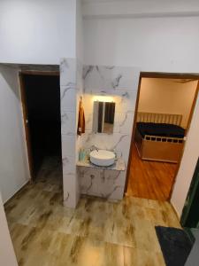 een badkamer met een wastafel en een spiegel bij Palmquist Villa in Neral