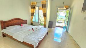 um quarto com uma cama com flores vermelhas em Homestay Chung Thúy em Ha Giang
