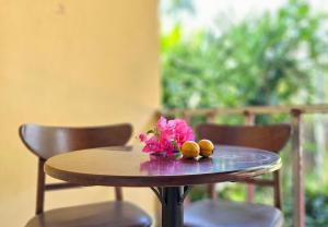 uma mesa com flores e frutas em cima em Homestay Chung Thúy em Ha Giang