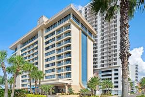 un gran edificio con palmeras delante en Hilton Vacation Club Daytona Beach Regency en Daytona Beach