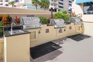 a outdoor kitchen with a sink and a sink at Hilton Vacation Club Daytona Beach Regency in Daytona Beach