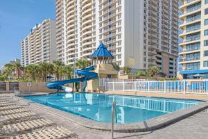 basen ze zjeżdżalnią naprzeciwko niektórych budynków w obiekcie Hilton Vacation Club Daytona Beach Regency w mieście Daytona Beach