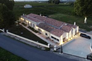 an aerial view of a large house with a driveway at La Chartreuse d'Ertan "Les vignerons" 4 étoiles in Saint-Christophe-des-Bardes