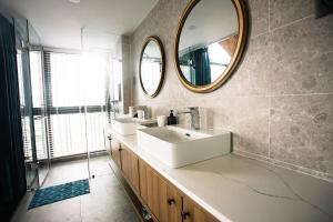 un baño con lavabo y espejo en Homestay 22 Độ Dốc, en Khu Chi Lăng