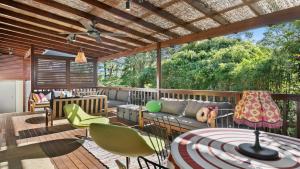 patio con divano e sedie su una terrazza di Retro Vibes a Bateau Bay