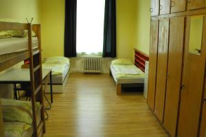 Postel nebo postele na pokoji v ubytování Mogyorodi Hostel